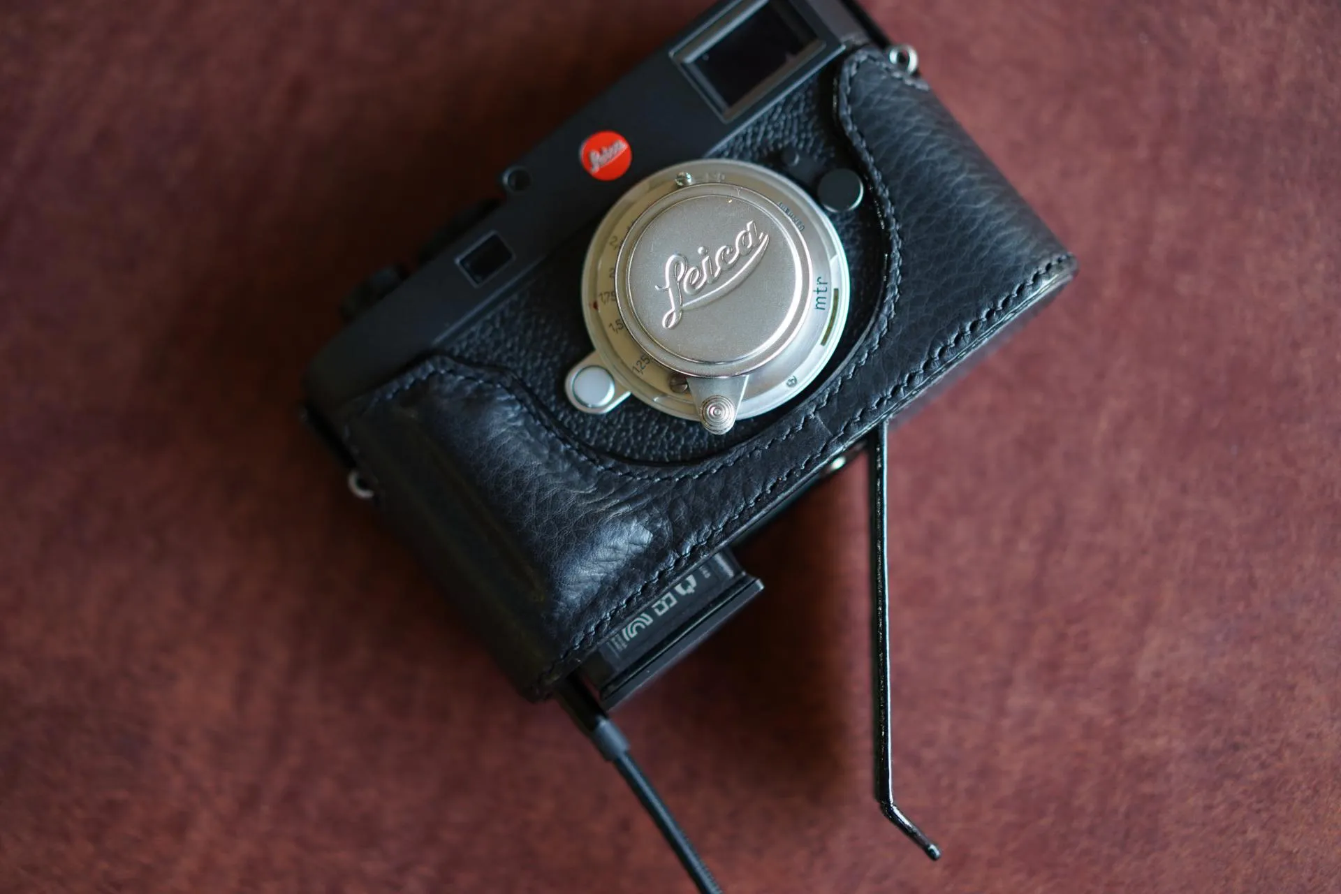 Arte di Mano Half Case for Leica M11 with Advanced Battery Access Door - Minerva Black with Black Stitching