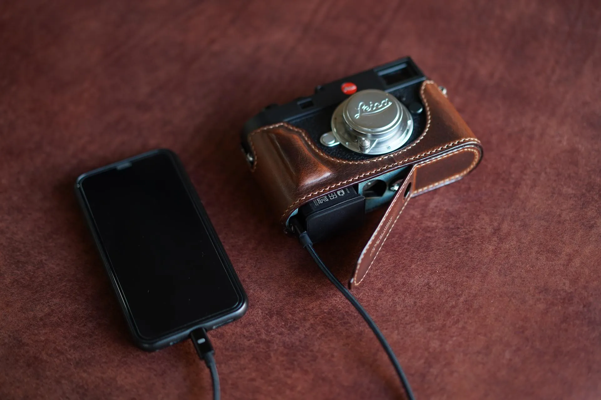 Arte di Mano Half Case for Leica M11 with Advanced Battery Access Door - Minerva Black with Black Stitching