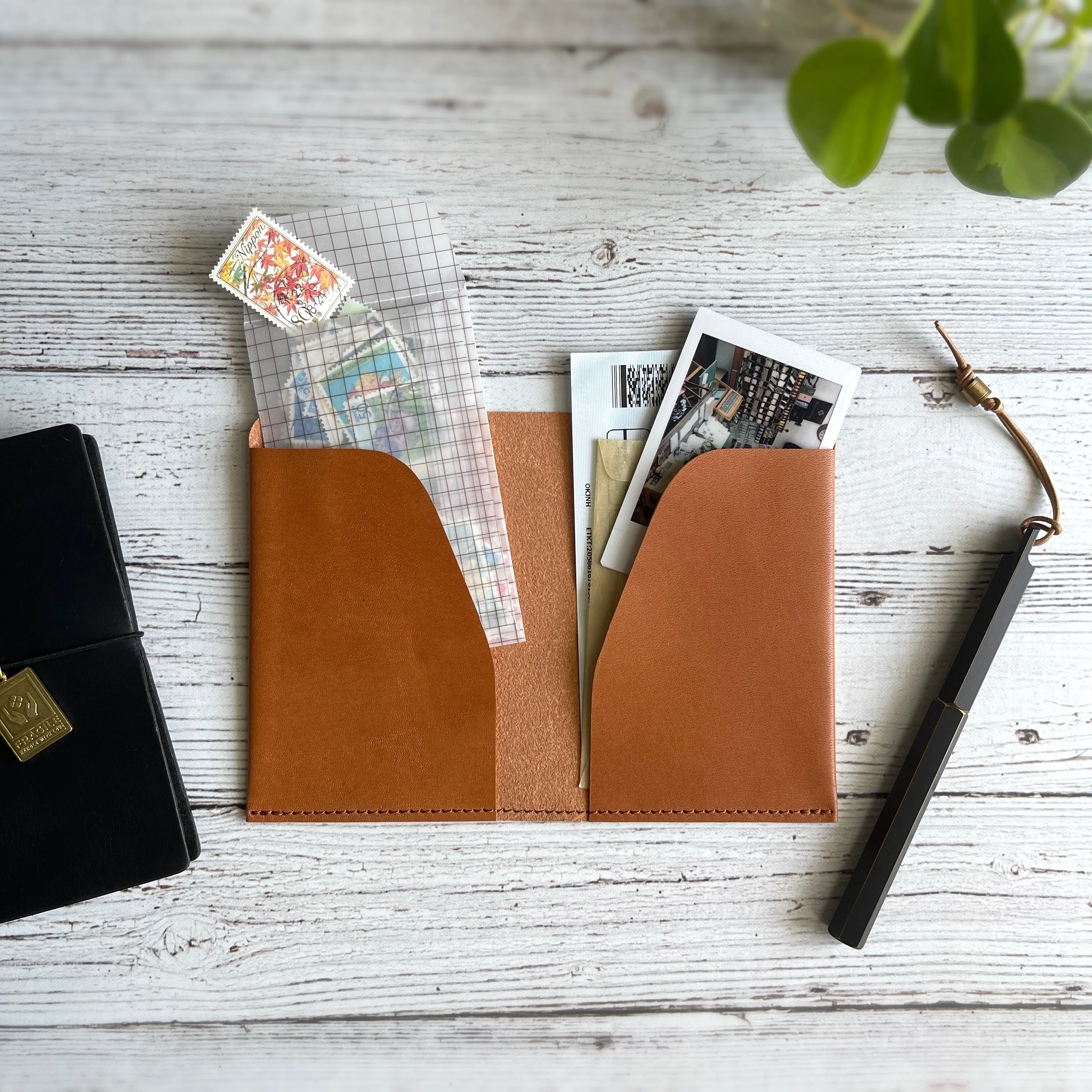 [BKx1.61] Portfolio Folder // Saddle Tan (Passport)