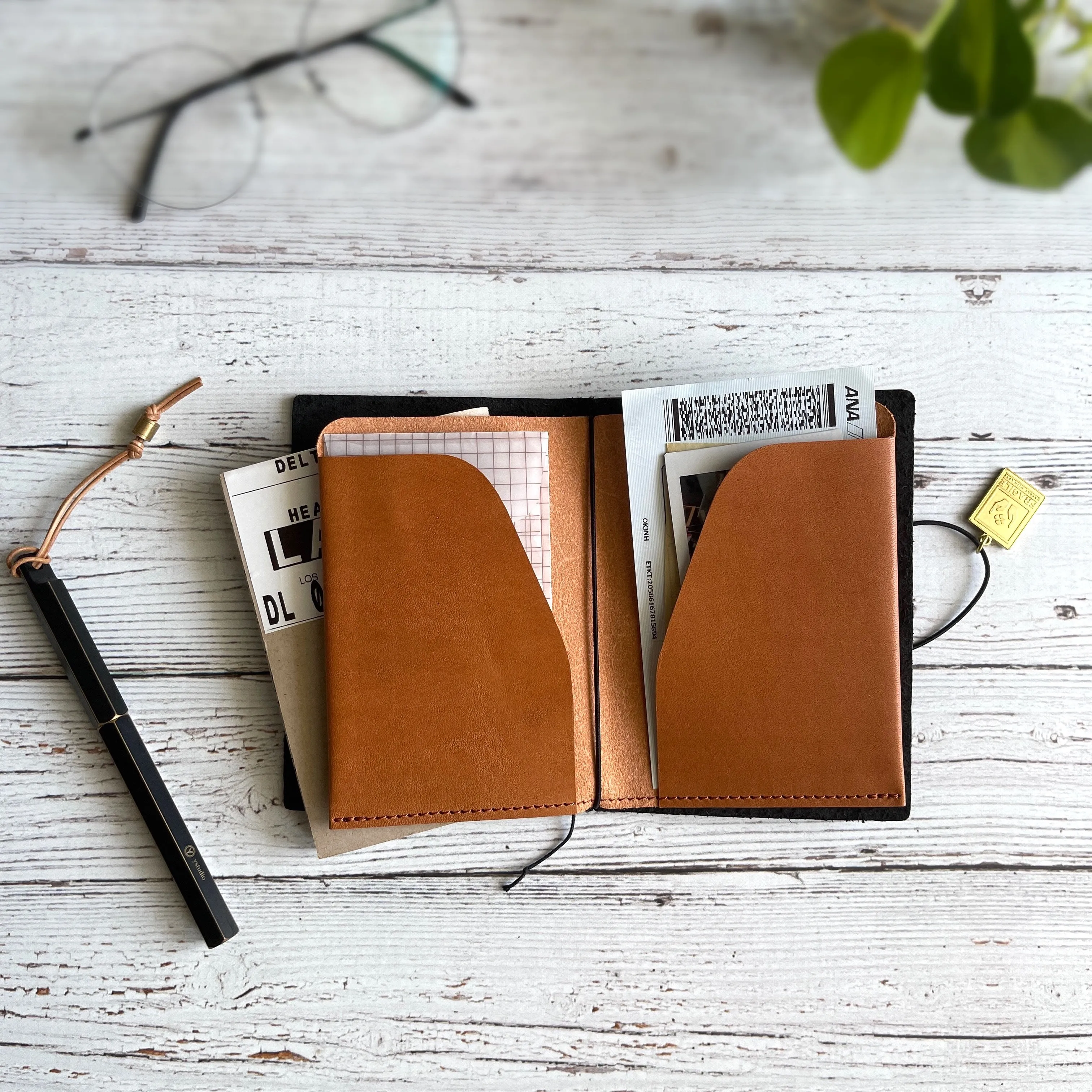 [BKx1.61] Portfolio Folder // Saddle Tan (Passport)