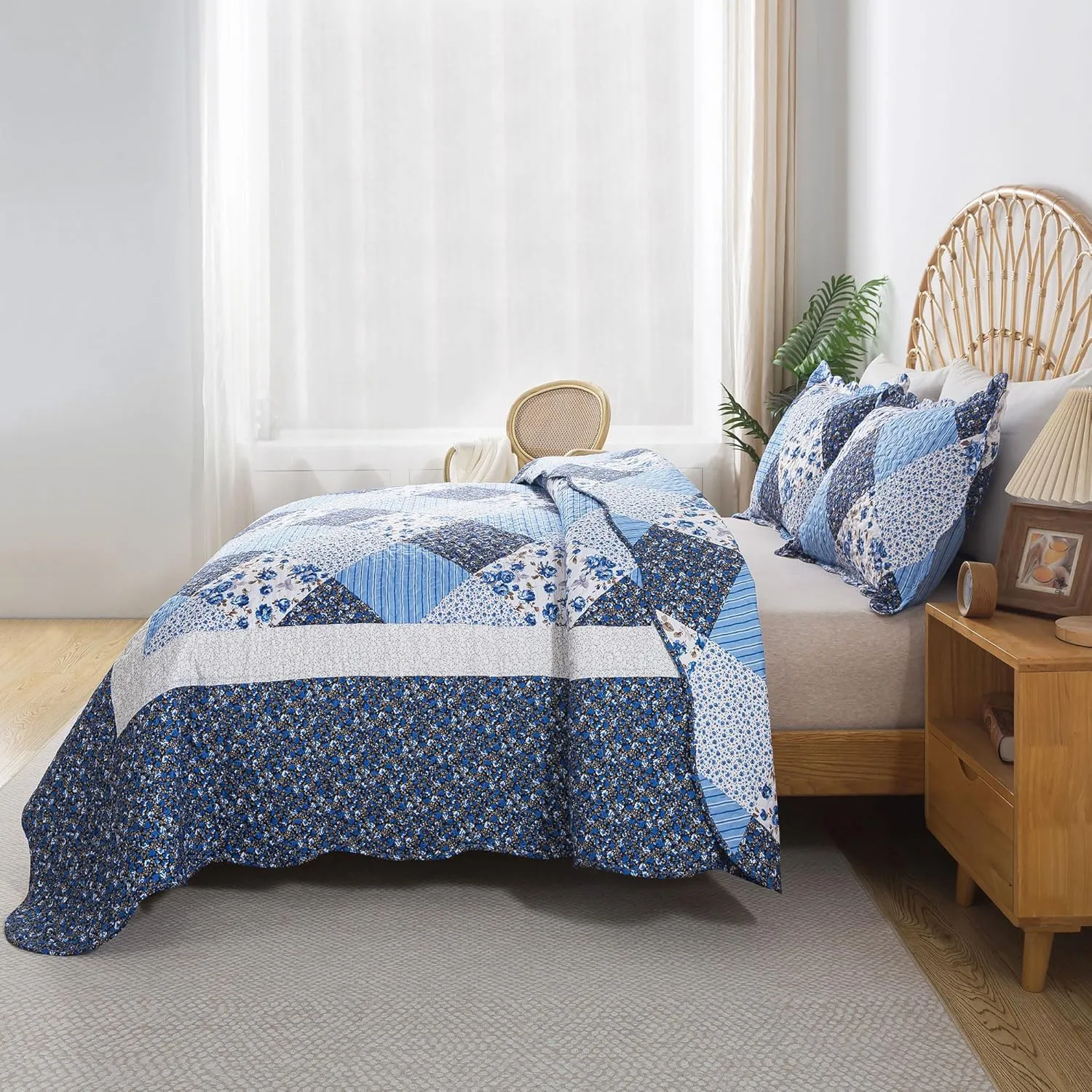 HoneiLife Quilt Set King Size - 3 Piece Microfiber Quilts Reversible Bedspreads Patchwork Coverlets Floral Bedding Set All Season Quilts with Blue and White Porcelain Pattern