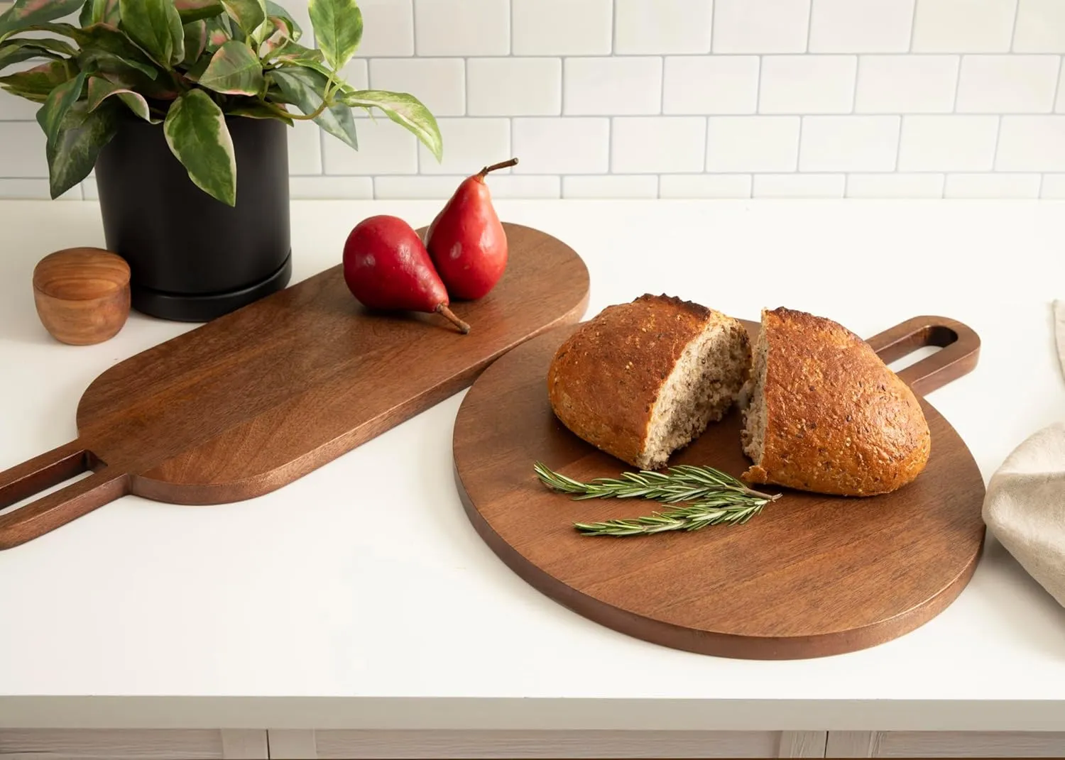 Kate and Laurel Staven Transitional Two-Piece Serving Boards Set, 7 x 22 and 14 x 18, Walnut Brown, Modern Food-Safe Charcuterie Boards from Solid Mango Wood for Use as Kitchen Countertop Décor