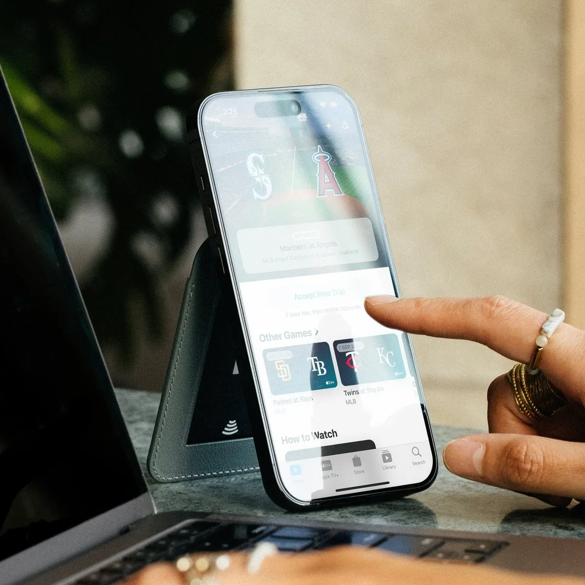 Native Union Active Wallet Stand | Magnetic