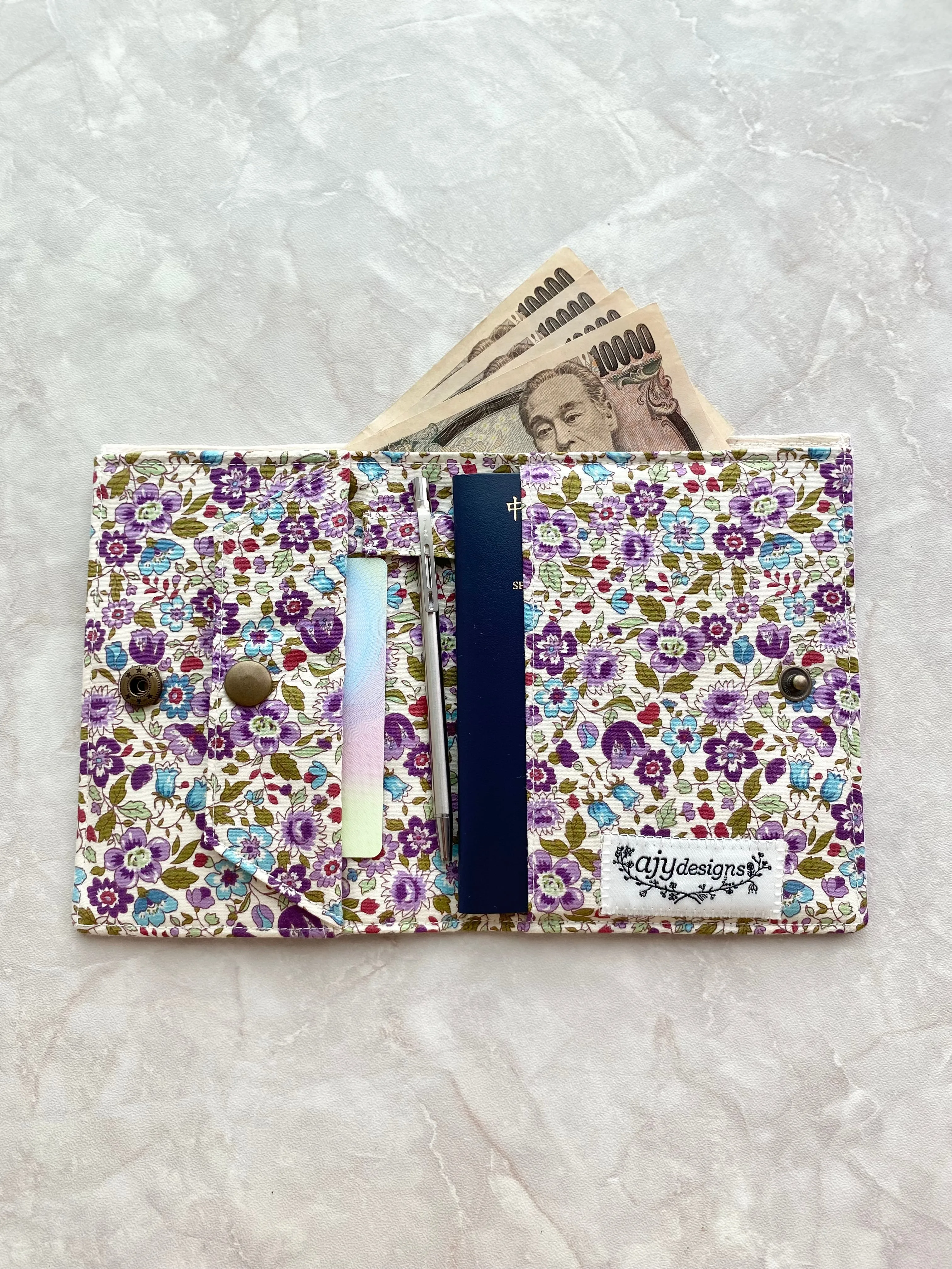 Short travel wallet with customisable leather name tag