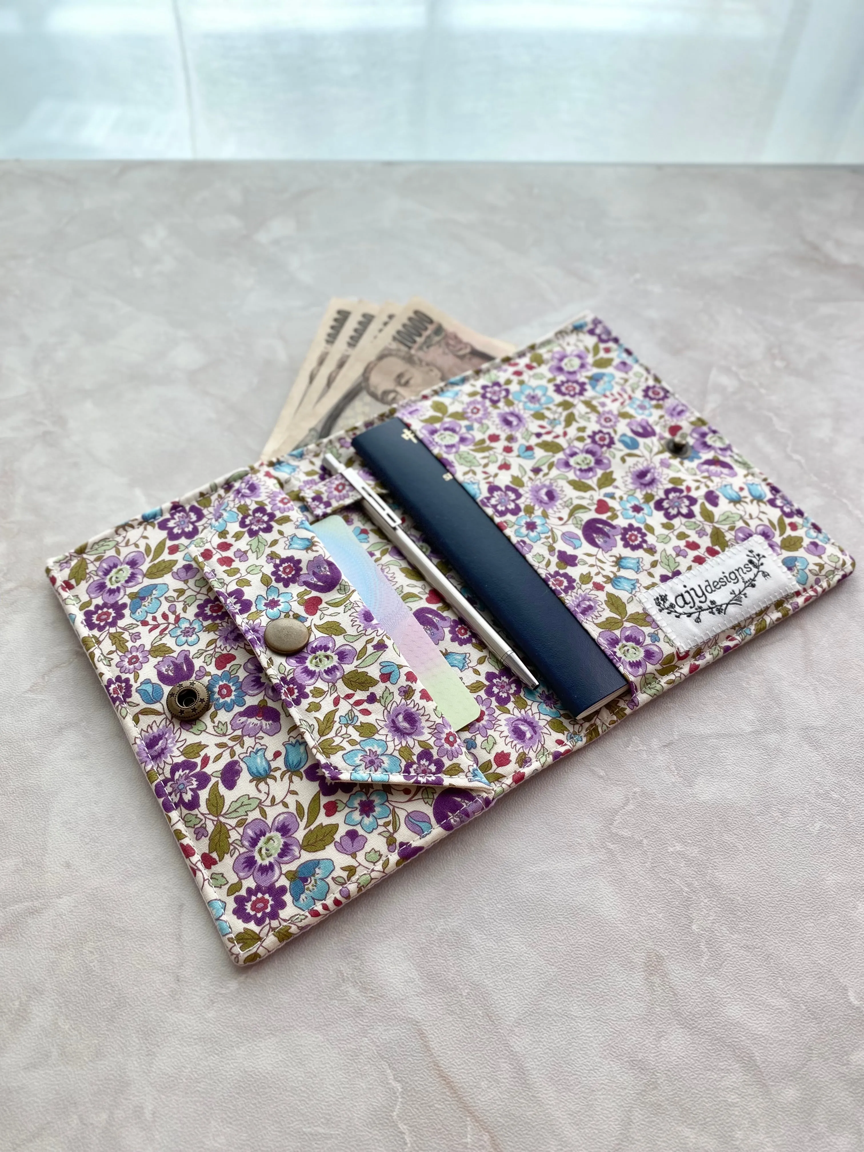 Short travel wallet with customisable leather name tag