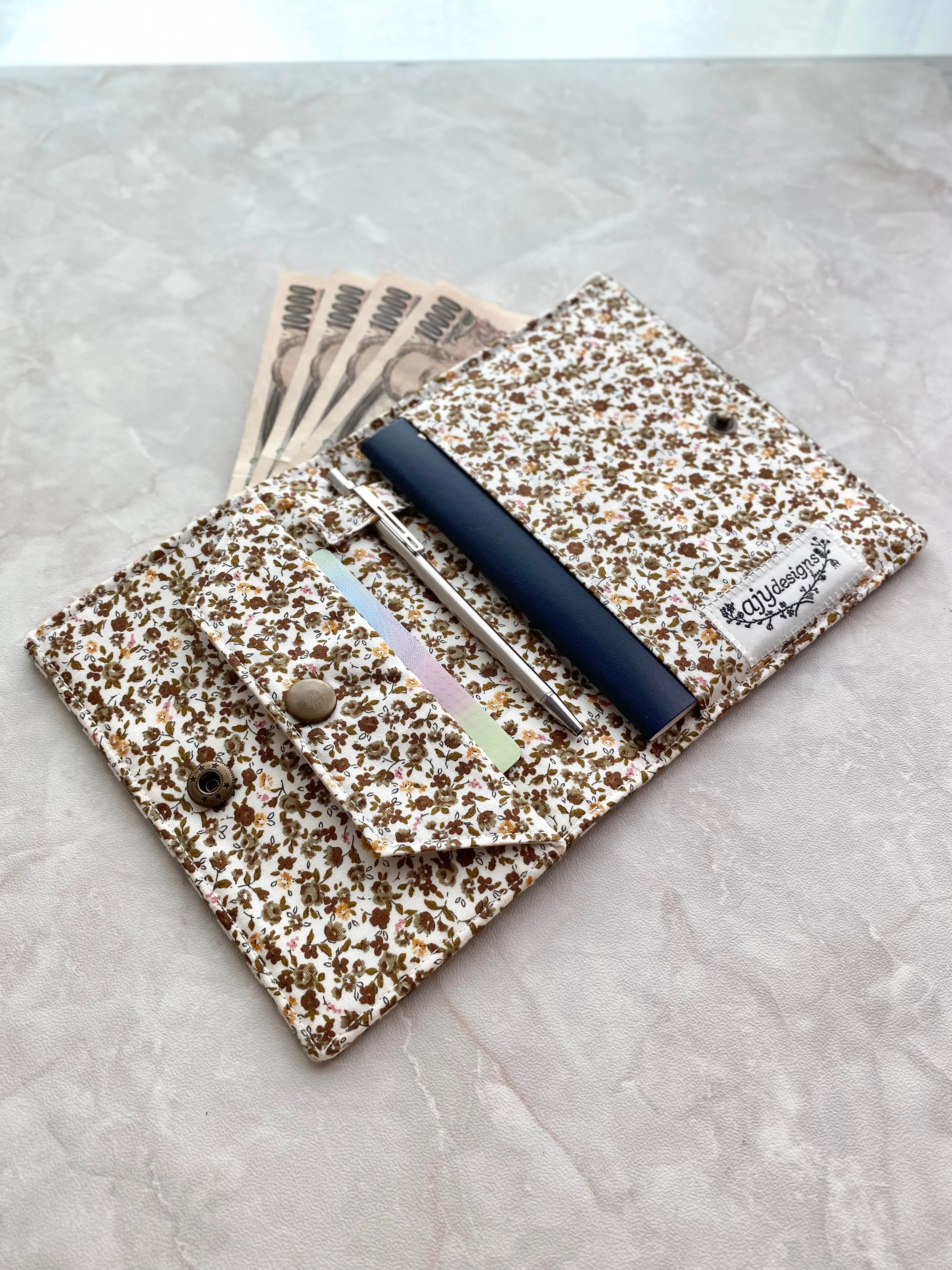 Short travel wallet with customisable leather name tag