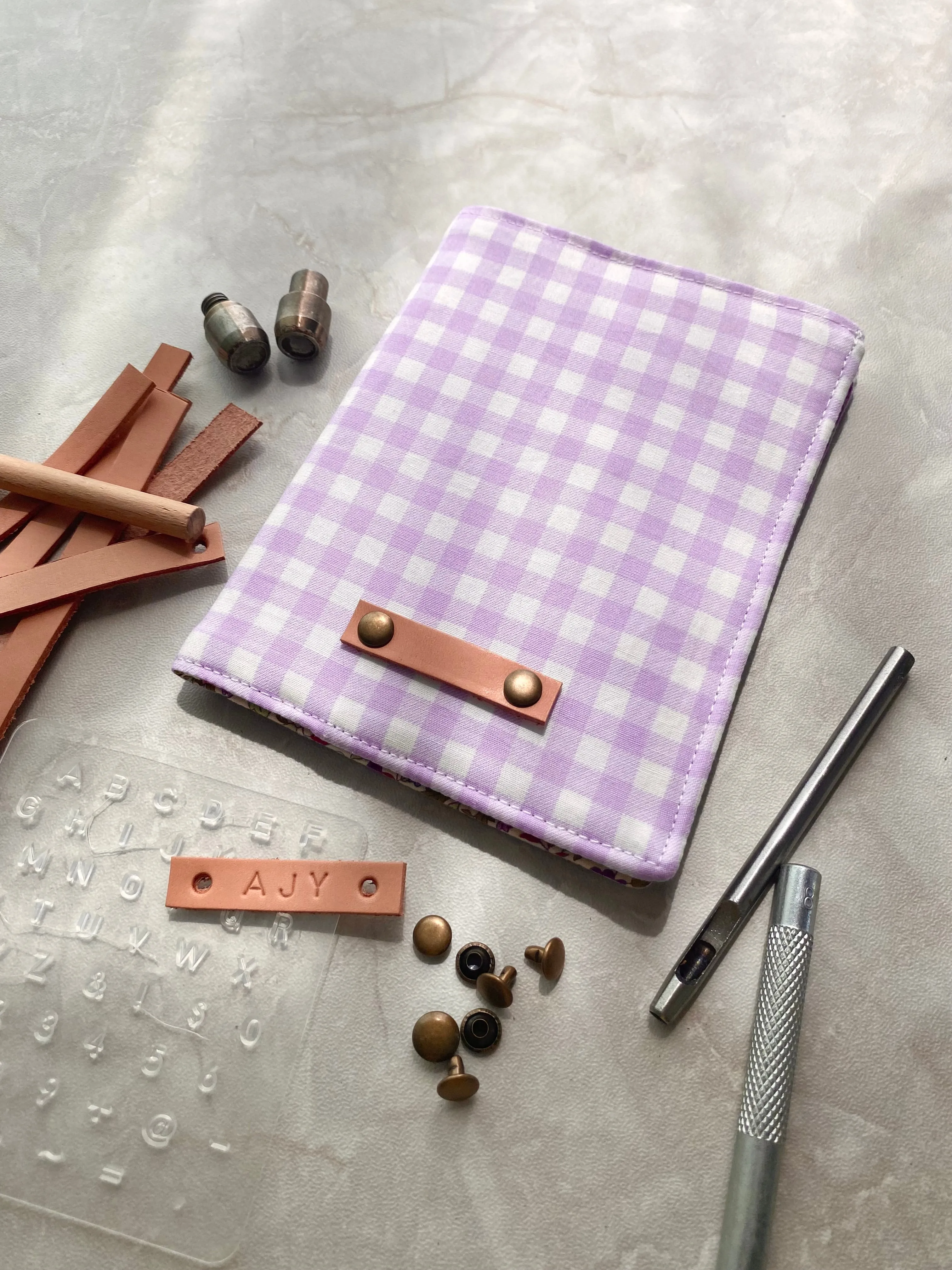 Short travel wallet with customisable leather name tag