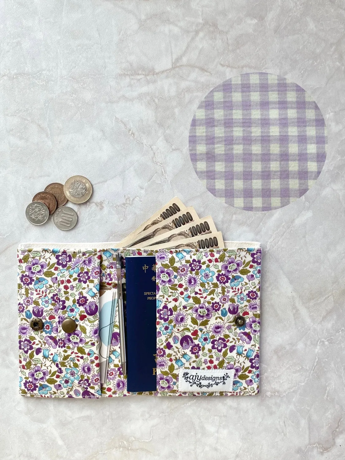Short travel wallet with customisable leather name tag
